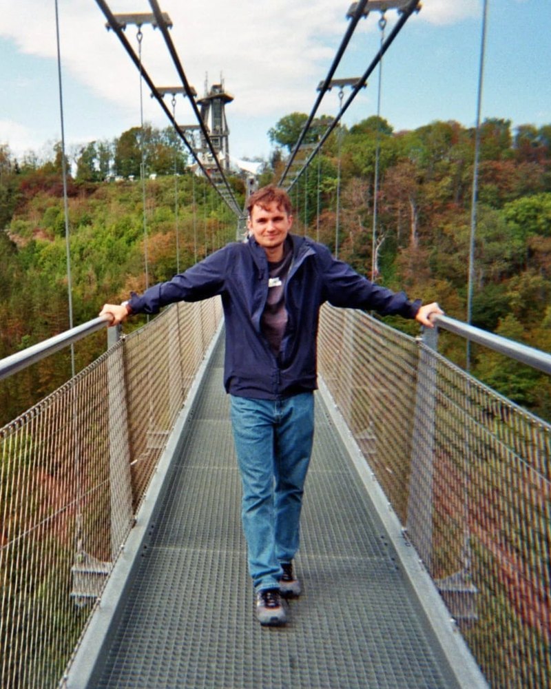 Benjamin Böckelmann auf einer Hängebrücke im Harz